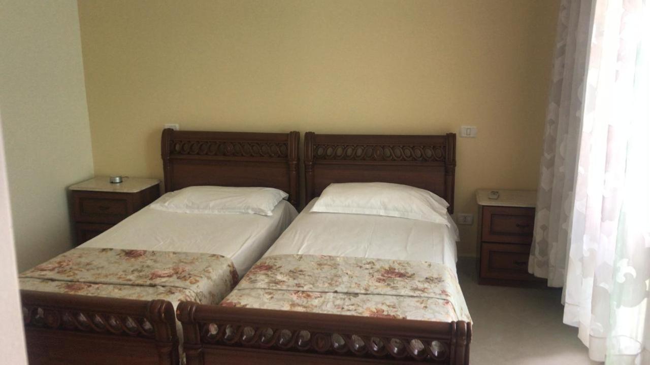 Yellow Room Durres Luaran gambar